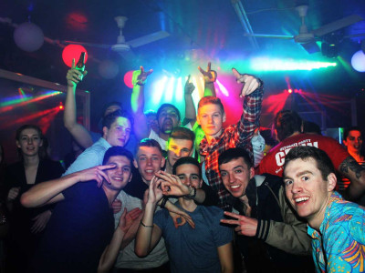 Bar Crawl & Club Entry