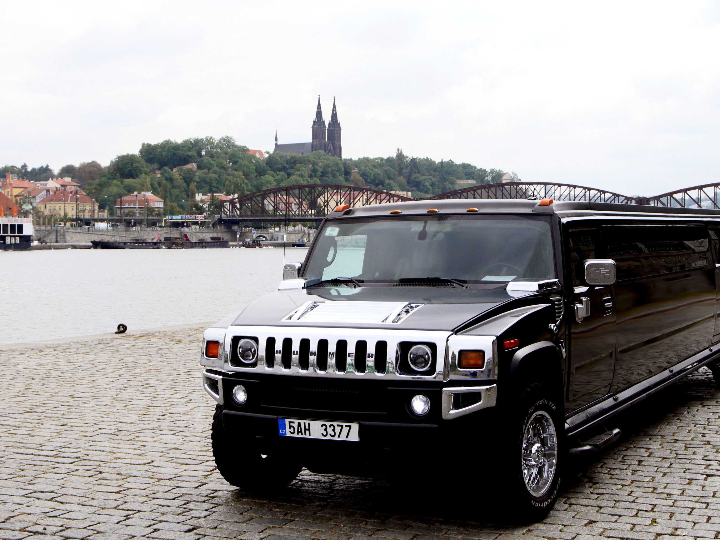 limousines-hummers-party-buses-vip-shuttles