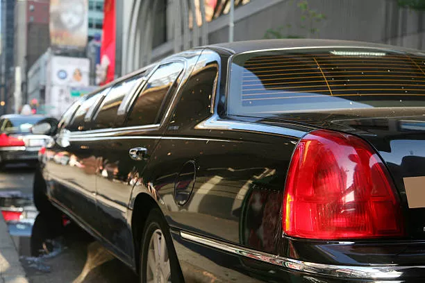 limousines-hummers-party-buses-vip-shuttles